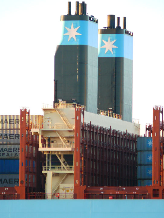 Geänderter Schornsteinbereich bei der 2. Genration von Triple-E Schiffen. Es sind auch die erhöhten Laschplattformen für 4 Lagen Container und außen für 5 Lagen zu erkennen.
