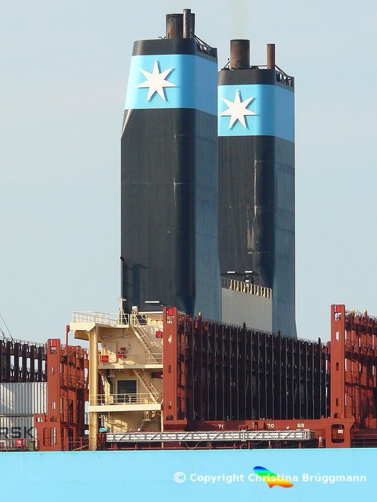 Schornsteine Maersk Triple-E der 1. Generation. Zu erkennen sind auch die Laschplattformen für 3 Lagen Deckscontainer.