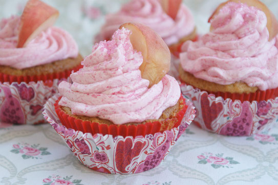 Pfirsich-Cupcakes mit weißer Schokolade