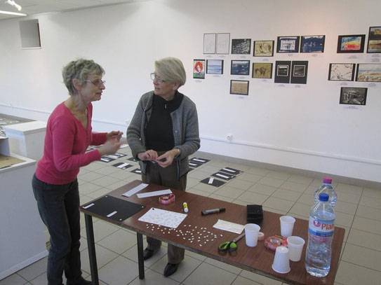 Auf dem Foto u.a. Monotypien, Fotos und Cyanotypien, Anita Windhager und Egenlber Reis