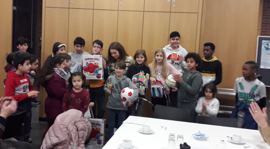 Seilchen, Hüpfbälle, JoJos, Fußbälle… Schülerinnen und Schüler der Gesamtschule Olfen und Datteln übergaben am Freitag den 17.1.20 verschiedene Spielzeuge für den Außenbereich an den Asylkreis in Olfen.