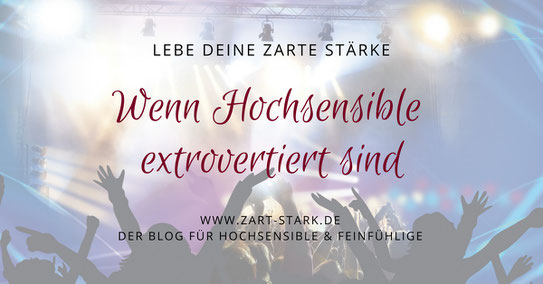 Menschen vor einer Konzertbühne