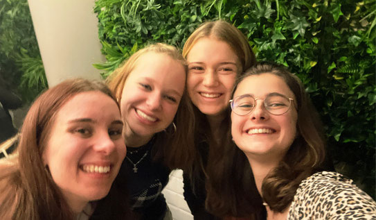 Erfolgreiche Geburtstagsüberraschung: Ines (r.) hat sich über den Besuch ihrer Mitpraktikantinnen gefreut.