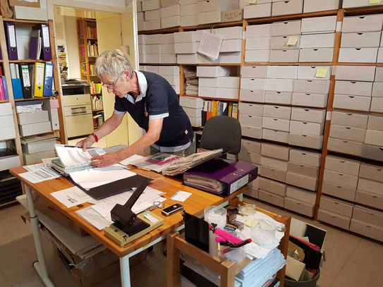 Henny Taraschewski bei der Arbeit im Archiv.