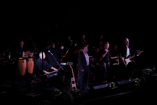 Olles Leiwand spielt mit der Gartenzeit Big Band Austropop