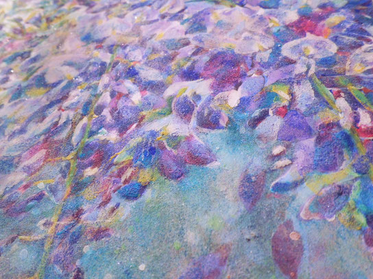 塗り重ねた絵肌。日本画独特のやさしい輝きが現れてきた。