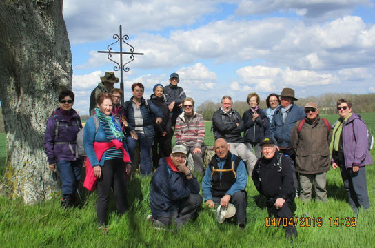 Sans oublier la photo du groupe en pause à côté du chêne à la croix