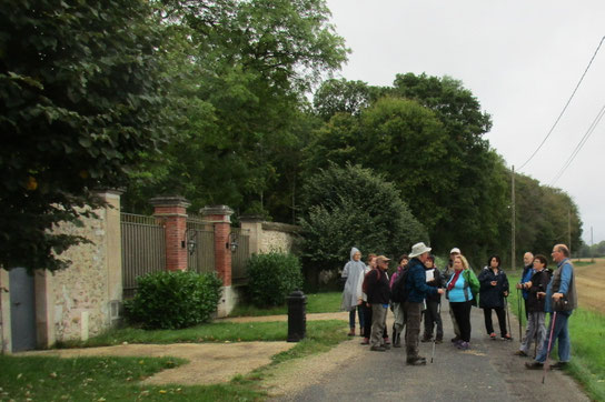 Le groupe devant une propriété visitée pendant la journée du patrimoine, mais aujourd'hui fermée