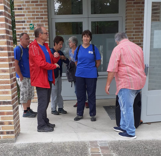 9h00, Le Président vient voir les marcheurs du 2 ième groupe avant leur départ