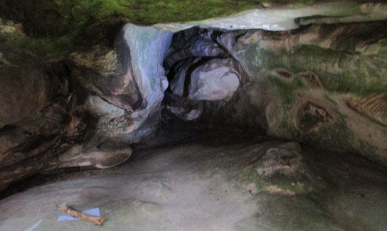 Dans ce rocher, un beau couloir,  véritable refuge avec des couleurs