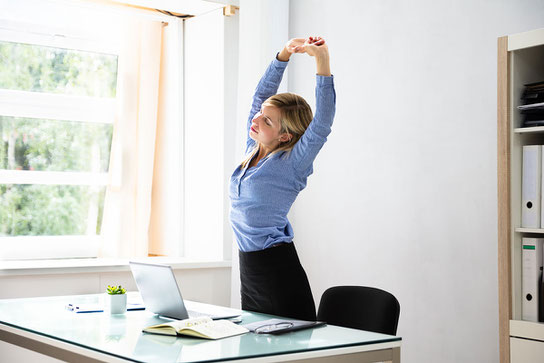 Wir sitzen zu viel – auch im Büro öfter mal aufstehen!