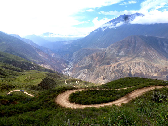 Switchbacks up and over the mountain to Huaylas: Not a bad detour!
