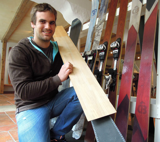 Auf Skiern zuhause: Axel Forelle veranstaltet in seinem Heimatort Kurse im Sk- und Snowboardbau. Foto: C. Schumann