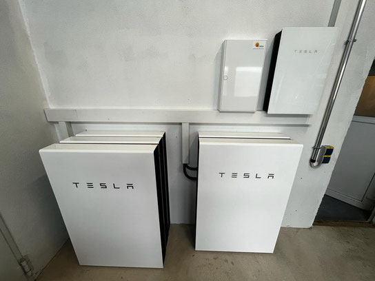 im Keller montierte Tesla-Speicher © iKratos