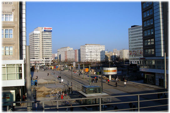 Ein schnes Bild vom Alexanderplatz in Berlin mit Weltzeituhr, Haus des Lehreres und dem Haus des Reisens. Der Saturn-Markt ist noch nicht errichtet. Bilder aus Berlin und der Geschichte der Hauptstadt