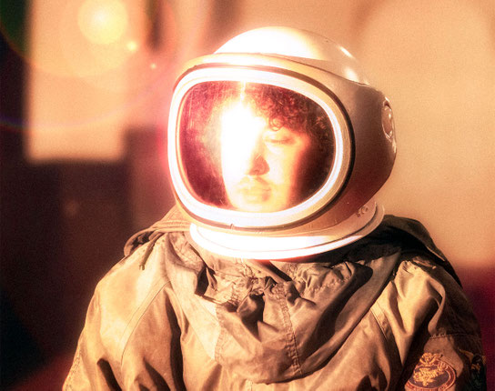 Als Kind französischer Eltern in Dresden aufgewachsen, feiert Rémi Fourré aka remi.fr mit deutschsprachigem Rap Erfolge. Am 14. November steuert er das Biberacher "Abdera" an. Foto: Promo