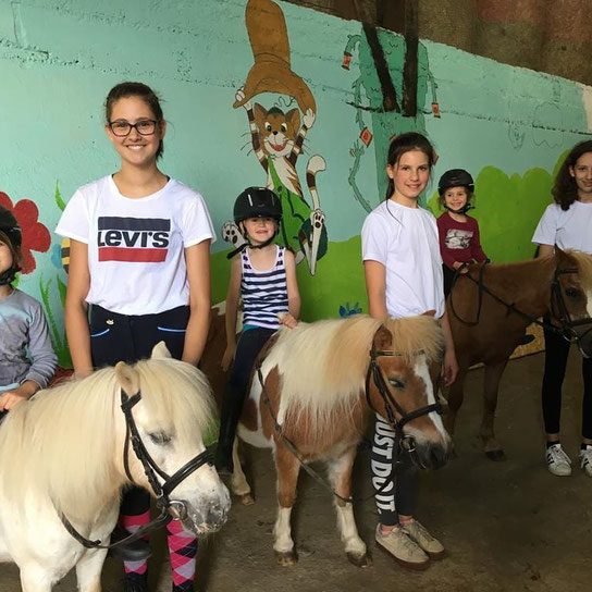 Kinder und Ponys im Reitunterricht der Reitschule