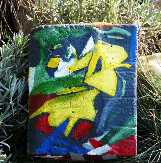 Betonexponate mit asiatischen, abstrakten Motiven - garagenmalereis