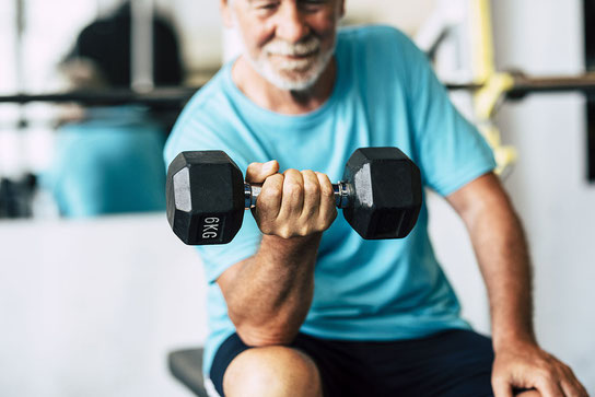 Krafttraining kann die Knochengesundheit im Alter stärken - Marien Apotheke Reken