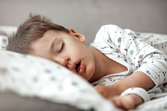 SDB bei Kindern: Salz-Nasen­spray oder Kor­tikoid-Präparat?
