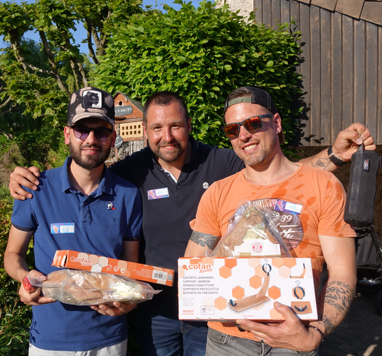 De gauche à droite : Jonathan Thimothée et Cédric Damery (au centre Rémy Metreau remplaçant), les vainqueurs 2026 de la 17e édition du Concours de pétanque. 