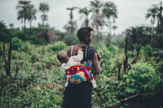 A woman carrying her child on her back: an image of demography and its effects on the fight against deforestation