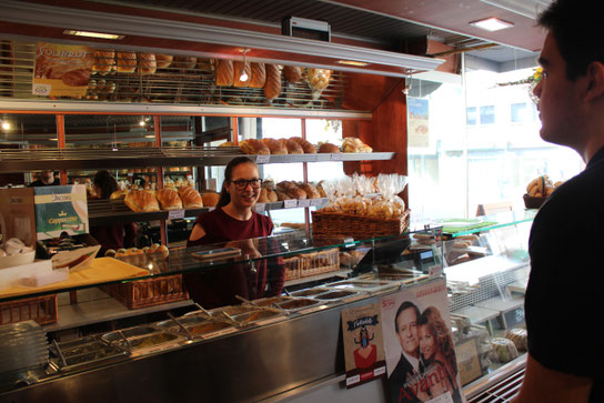 Jenny Roder hat ihre Entscheidung getroffen: Sie macht in der Bäckerei Mattar eine Ausbildung zur Verkäuferin (Foto: Philippe Gouders)