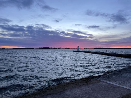 Sonnenuntergang am Leuchtturm des Vätternsees.