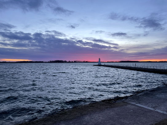 Sonnenuntergang am Leuchtturm des Vätternsees.