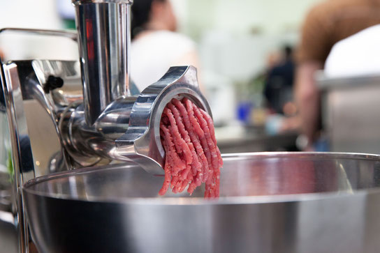 Frisches Hackfleisch ist besonders keimanfällig. Wer geprüfte Qualität mit dem blauen QS-Prüfzeichen kauft und beim Zubereiten penibel auf Hygiene achtet, ist auf der sicheren Seite. Foto: djd/qs-live.de/Daniel Butowski