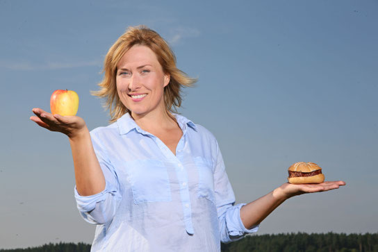 Wer seine Leistungsfähigkeit steigern und den Körper entsäuern will, sollte einem Apfel öfter den Vorzug vor Fast-Food geben. Foto: djd/Basica