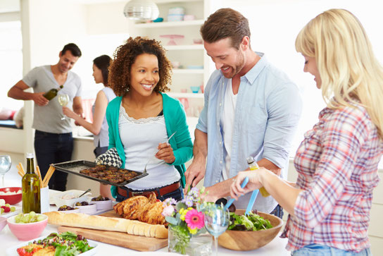 Die Küche ist ein Ort der Kommunikation, hier erlebt man gemütliche Stunden, hier wird gemeinsam gekocht, genossen und vor allem viel geredet.  Foto: djd/www.erasco.de/thx