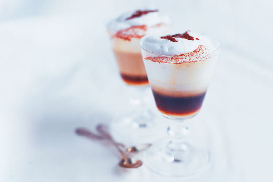 Ein Amaretto-Kaffee ist an einem warmen Sommer- oder Frühherbsttag die Alternative zu einem heißen Espresso. Das bittere Aroma des Amarettos und das volle Aroma des Kapselkaffees harmonieren gut. Foto: djd/www.cremesso.de