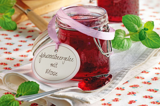 Im Sommer sind frische Beeren buchstäblich in aller Munde - auch als verführerische Zutat in Fruchtaufstrichen und Gelees. Ein Johannisbeergelee mit frischer Minze bringt heimischen Früchtegeschmack auf den Frühstückstisch. Foto: djd/Diamant Zucker