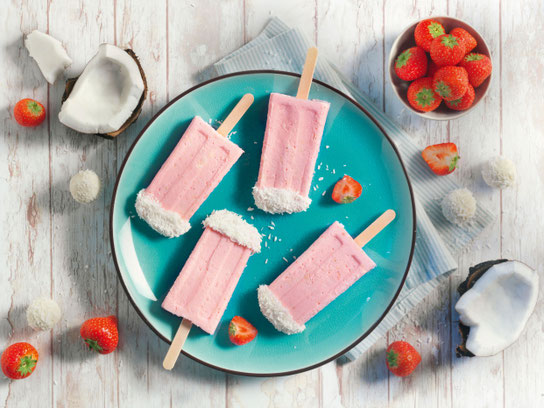 Fruchtige und kühle Erfrischung: Eis lässt sich ganz einfach und schnell zubereiten. Bei den Rezepten kann sich jeder kreativ entfalten, etwa mit einem Erdbeer-Kokos-Eis. Foto: djd/Diamant Zucker