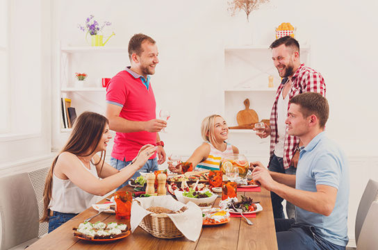 Skandinavische Behaglichkeit zelebrieren und sich mit besonderen kulinarischen Ideen verwöhnen: "Brinner" und "Hygge" passen als aktuelle Trends sehr gut zusammen. Foto: djd/Tartex/Prostock-studio/Fotolia