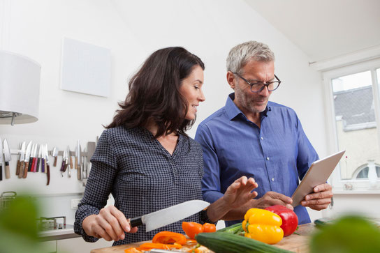 Eine vitamin- und eiweißreiche Kost kann zu einem besseren Wohlbefinden beitragen. Belastendes wie Kohl sollte dagegen meist vermieden werden. Foto: djd/www.parisan.de/Getty