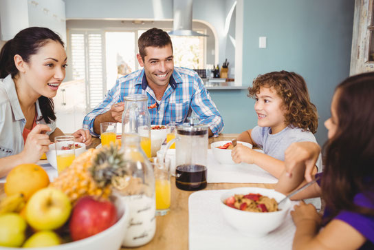 Mit frischem Getreidebrei schmeckt der Start in den Tag besonders gut.  Foto: djd/Jentschura International/wavebreakmedia - shutterstock