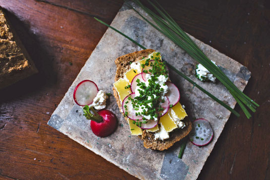 Sauermilchkäse lässt sich ganz einfach in die tägliche Ernährung einbauen und ist eine ideale Proteinquelle.  Foto: djd/Quäse