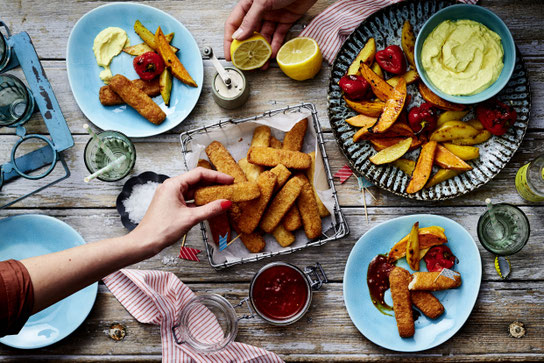 Mit selbst gemachten Dips wird der Backfisch zu einem besonderen Genuss. Foto: djd/www.iglo.de