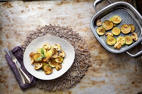 Einen sommerlichen Grill-Look bekommt gegrilltes Gemüse mit Pilzen mit einer speziellen Pfanne mit Pyramidenstruktur.  Foto: djd/AMC