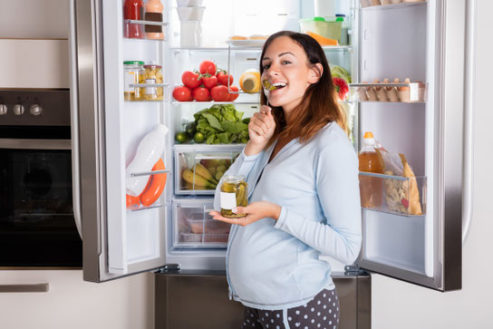 Eine vollwertige und vielseitige Ernährung während der Schwangerschaft schafft die besten Voraussetzungen für die Gesundheit des Babys. Foto: djd/Emil/Andrey Popov - stock.adobe.com