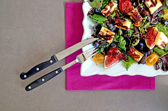 Kunterbunter Halloumi-Feigen-Salat: Damit kann man die ganze Vielfalt sekundärer Pflanzenstoffe genießen. Foto: djd/Eat a Rainbow