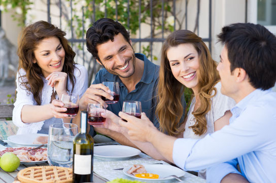 Gerade jüngere Leute setzen neben gesunder Ernährung und leichter Küche immer öfter auch auf alkoholfreie Weine. Foto: djd/Weinkellerei Weinkönig/thx