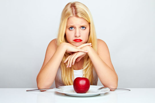 Wer Fruktose nicht verträgt, sollte auf einen Apfel als basische Zwischenmahlzeit lieber verzichten. Foto: djd/Basica/PantherMedia/Doreen Salcher
