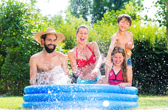 Den Sommer genießen wir in vollen Zügen. Dabei sollte man allerdings nicht vergessen, ausreichend zu trinken. Foto: djd/Emil/Kzenon - Fotolia