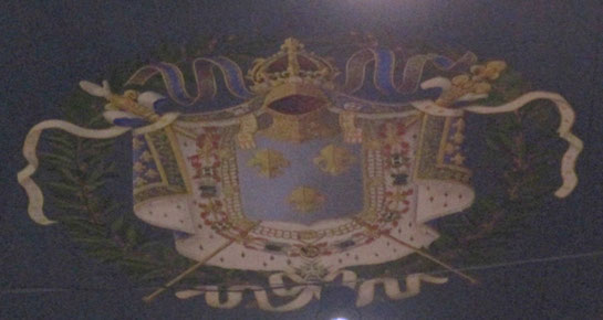 Bien belle présentation de cet écu royal ou impérial ? Qui a des infos ?
