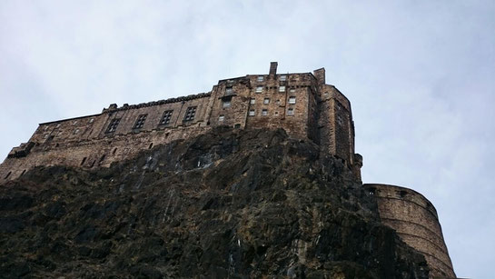 Blick von der Parkgarage auf Edinburgh Castle