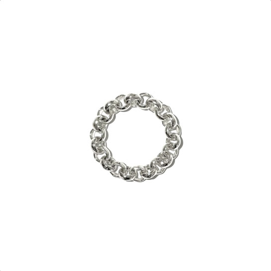 Silberner gehämmerter Ring mit einem echten kleinen weißen Saphir, der in Gold gefasst. 925 Sterling Silber, 18k (750) Gold. weißer Saphir (2,5 mm). Hammerschlag Ring. Gehämmerter Ring. Ring mit Strukturierter Oberfläche. Verlobungsring.