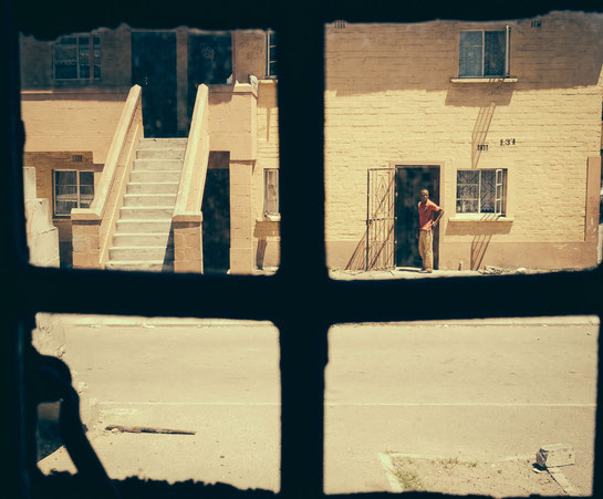 „Ausblick“ aus einem der vier Schlafräume einer Hostelwohnung, hier leben und schlafen vier Personen auf max. 20 Quadratmetern - Township Langa Cape Town South Africa